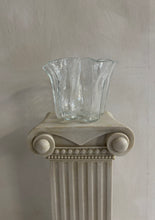 Lade das Bild in den Galerie-Viewer, Wavy Glass Vase