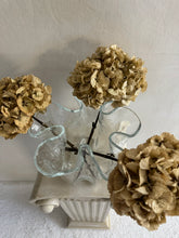 Lade das Bild in den Galerie-Viewer, Wavy Glass Vase