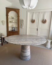 Lade das Bild in den Galerie-Viewer, Round Silver Travertine Table