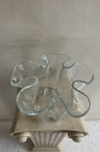 Lade das Bild in den Galerie-Viewer, Wavy Glass Vase