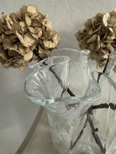 Lade das Bild in den Galerie-Viewer, Wavy Glass Vase