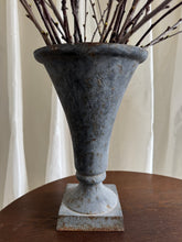 Lade das Bild in den Galerie-Viewer, Big Vintage Iron Urn