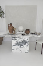 Laden und Abspielen von Videos im Galerie-Viewer, Oval Calacatta Marble Table