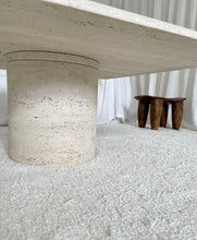 Lade das Bild in den Galerie-Viewer, 70´s Angelo Mangiarotti Travertine Coffee Table