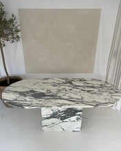 Lade das Bild in den Galerie-Viewer, Oval Calacatta Marble Table