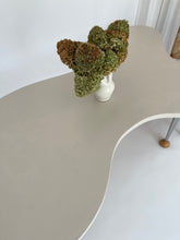 Lade das Bild in den Galerie-Viewer, Postmodern freeform table