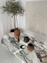 Lade das Bild in den Galerie-Viewer, Oval Calacatta Marble Table