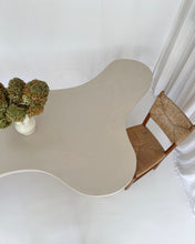 Lade das Bild in den Galerie-Viewer, Postmodern freeform table