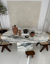 Lade das Bild in den Galerie-Viewer, Oval Calacatta Marble Table