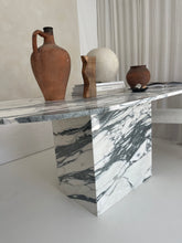 Lade das Bild in den Galerie-Viewer, Oval Calacatta Marble Table