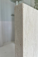 Lade das Bild in den Galerie-Viewer, Round Glas Travertine Table