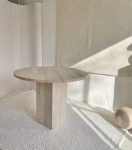 Lade das Bild in den Galerie-Viewer, Round Travertine Table