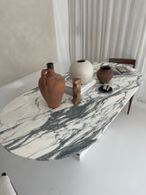 Lade das Bild in den Galerie-Viewer, Oval Calacatta Marble Table