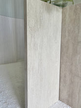 Lade das Bild in den Galerie-Viewer, Round Glas Travertine Table