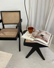 Lade das Bild in den Galerie-Viewer, Rattan cane bench Chandigarh style