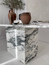 Lade das Bild in den Galerie-Viewer, Oval Calacatta Marble Table