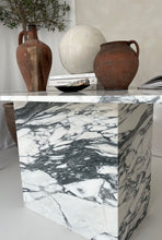 Lade das Bild in den Galerie-Viewer, Oval Calacatta Marble Table
