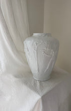 Lade das Bild in den Galerie-Viewer, 1930‘s Opal Relief Vase
