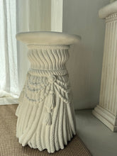 Lade das Bild in den Galerie-Viewer, Braided Tassel Plaster Pedestal
