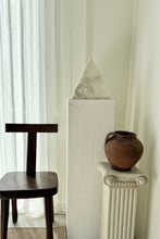 Lade das Bild in den Galerie-Viewer, Geometric Alabaster Pyramide Lamp
