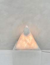 Lade das Bild in den Galerie-Viewer, Geometric Alabaster Pyramide Lamp
