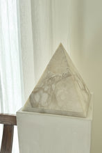 Lade das Bild in den Galerie-Viewer, Geometric Alabaster Pyramide Lamp
