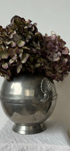 Lade das Bild in den Galerie-Viewer, Ball Tin Vase
