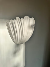 Lade das Bild in den Galerie-Viewer, Vintage Plaster Shell Wall Sconces
