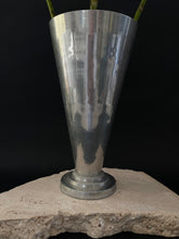 Lade das Bild in den Galerie-Viewer, Antique Metal Vase
