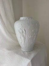 Lade das Bild in den Galerie-Viewer, 1930‘s Opal Relief Vase
