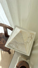 Lade das Bild in den Galerie-Viewer, Geometric Alabaster Pyramide Lamp
