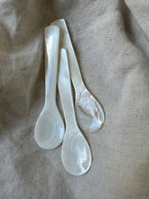 Lade das Bild in den Galerie-Viewer, Mother Of Pearl Spoon
