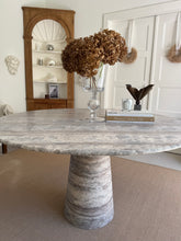 Lade das Bild in den Galerie-Viewer, Round Silver Travertine Table
