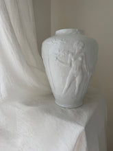 Lade das Bild in den Galerie-Viewer, 1930‘s Opal Relief Vase
