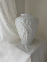 Lade das Bild in den Galerie-Viewer, 1930‘s Opal Relief Vase
