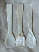 Lade das Bild in den Galerie-Viewer, Mother Of Pearl Spoon
