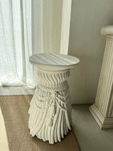 Lade das Bild in den Galerie-Viewer, Braided Tassel Plaster Pedestal
