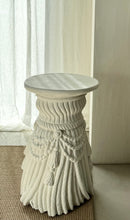 Lade das Bild in den Galerie-Viewer, Braided Tassel Plaster Pedestal
