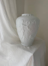Lade das Bild in den Galerie-Viewer, 1930‘s Opal Relief Vase
