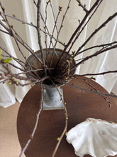 Lade das Bild in den Galerie-Viewer, Big Vintage Iron Urn
