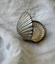 Lade das Bild in den Galerie-Viewer, Silver Shell Box
