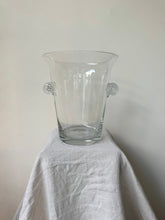 Lade das Bild in den Galerie-Viewer, Swirled Glass Vase
