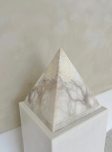 Lade das Bild in den Galerie-Viewer, Geometric Alabaster Pyramide Lamp
