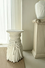 Lade das Bild in den Galerie-Viewer, Braided Tassel Plaster Pedestal

