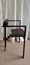 Lade das Bild in den Galerie-Viewer, Post Modern KFF Leo Trix Chair
