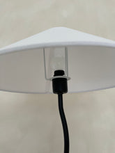 Lade das Bild in den Galerie-Viewer, Vintage curvy table lamp
