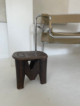 Lade das Bild in den Galerie-Viewer, African wooden stool

