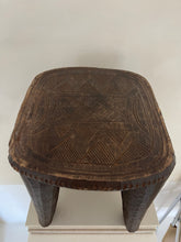 Lade das Bild in den Galerie-Viewer, African wooden stool
