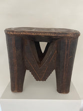 Lade das Bild in den Galerie-Viewer, African wooden stool
