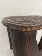 Lade das Bild in den Galerie-Viewer, African wooden stool
